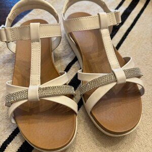 Jellypop Girls Bloomy Sandals Size 4M White and Silver Bejeweled